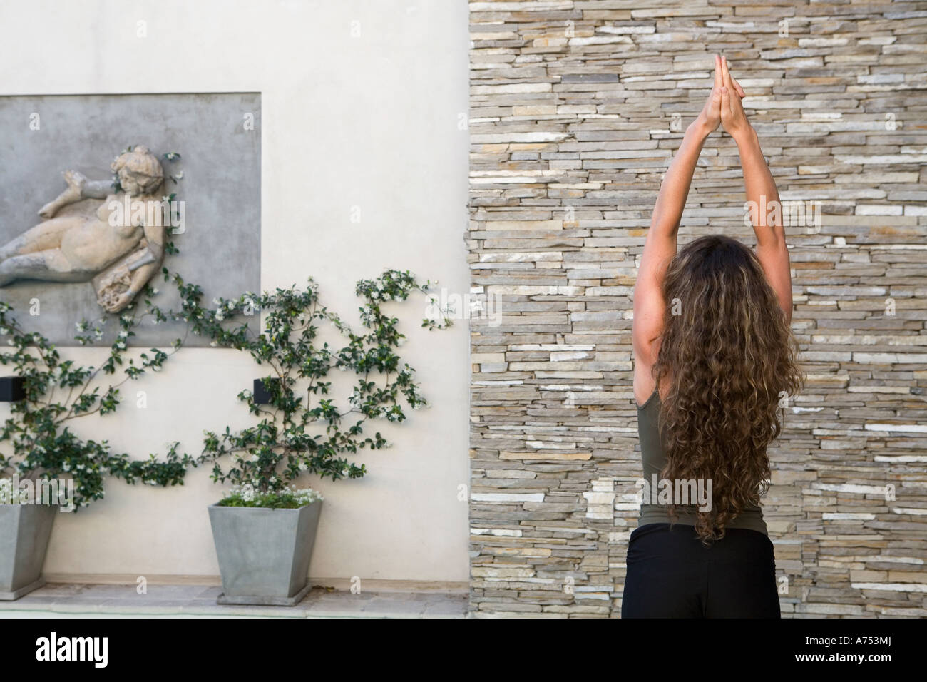 Frau Yoga zu praktizieren im Hinterhof Stockfoto