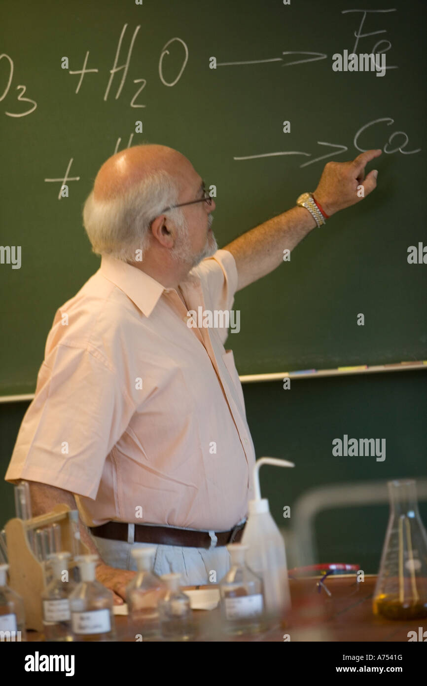 Lehrer für Naturwissenschaften demonstriert mit Tafel Stockfoto