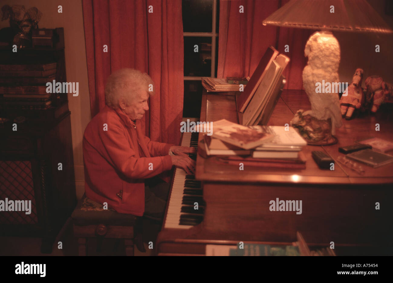 Insel von Canna Margaret Fay Shaw am Klavier in Canna Haus Stockfoto