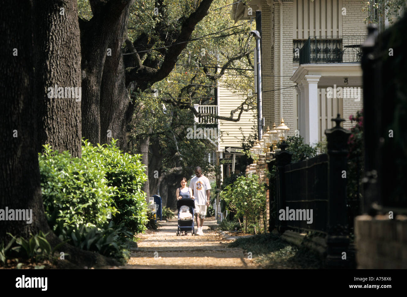 Vereinigte Staaten von Amerika Louisiana New Orleans Charles Street Garden Street entlang Stockfoto