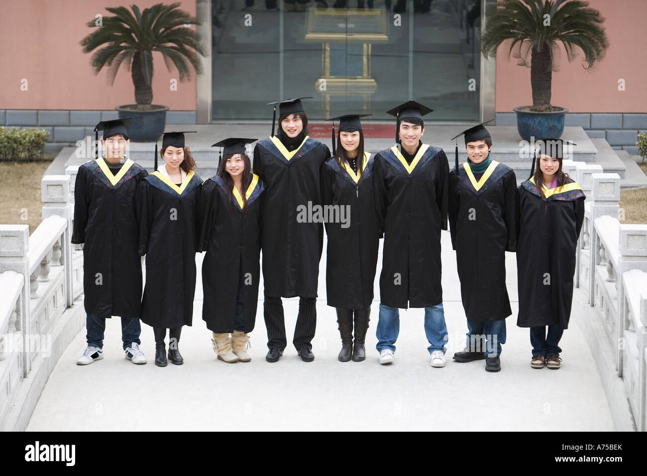Studenten für Graduierung Bild posieren Stockfoto