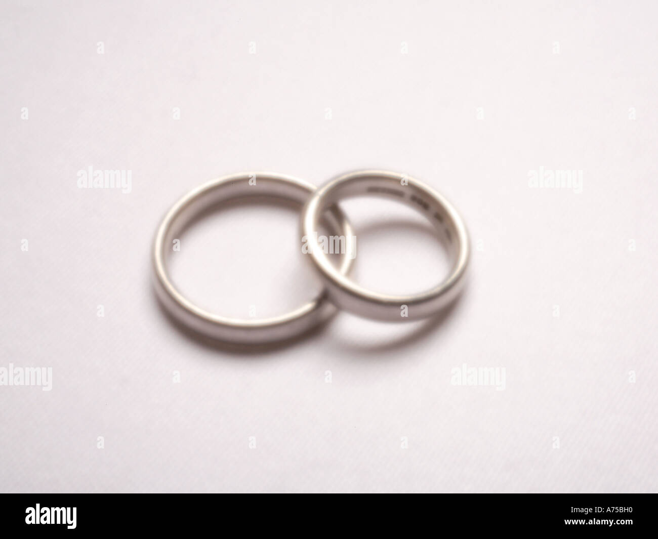 Zwei Trauringe auf weißem Hintergrund - Weichzeichner mit Pinhole-Kamera geschossen Stockfoto