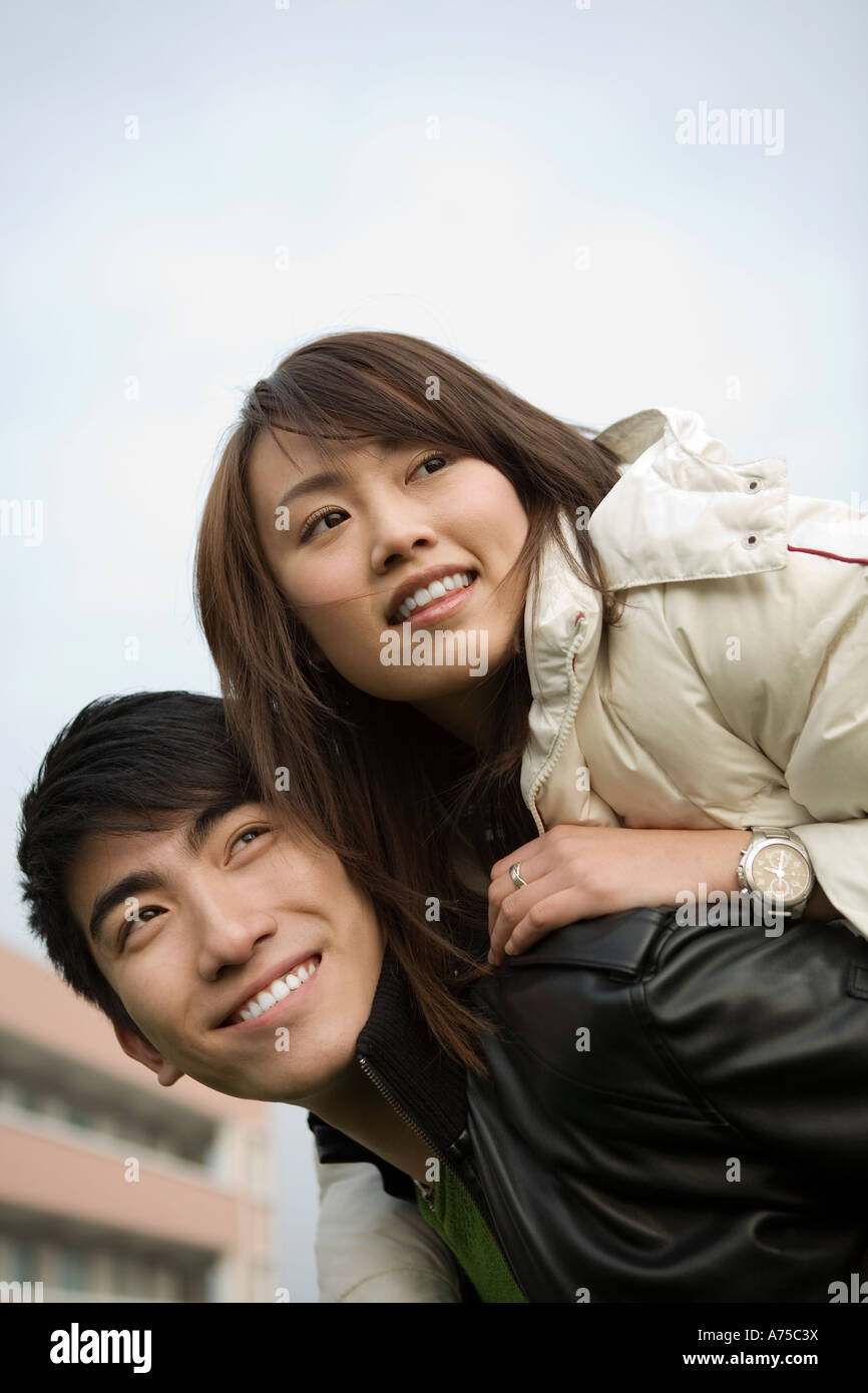Mann mit seiner Freundin eine Huckepack Fahrt Stockfoto