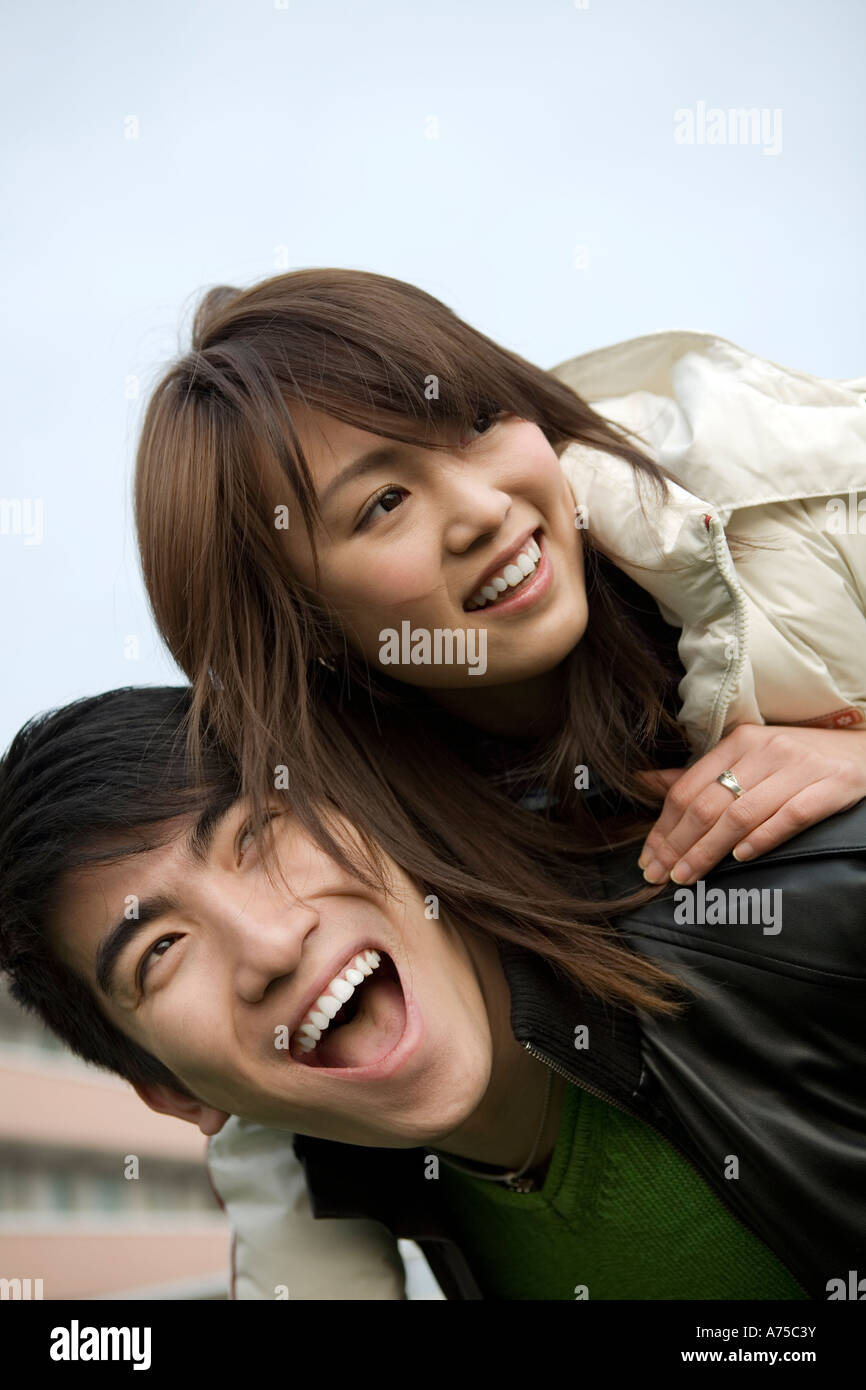 Mann mit seiner Freundin eine Huckepack Fahrt Stockfoto