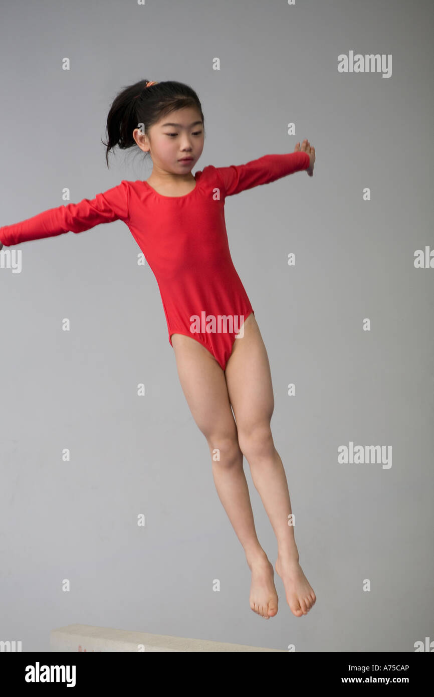 Junge Mädchen üben Gymnastik Stockfoto