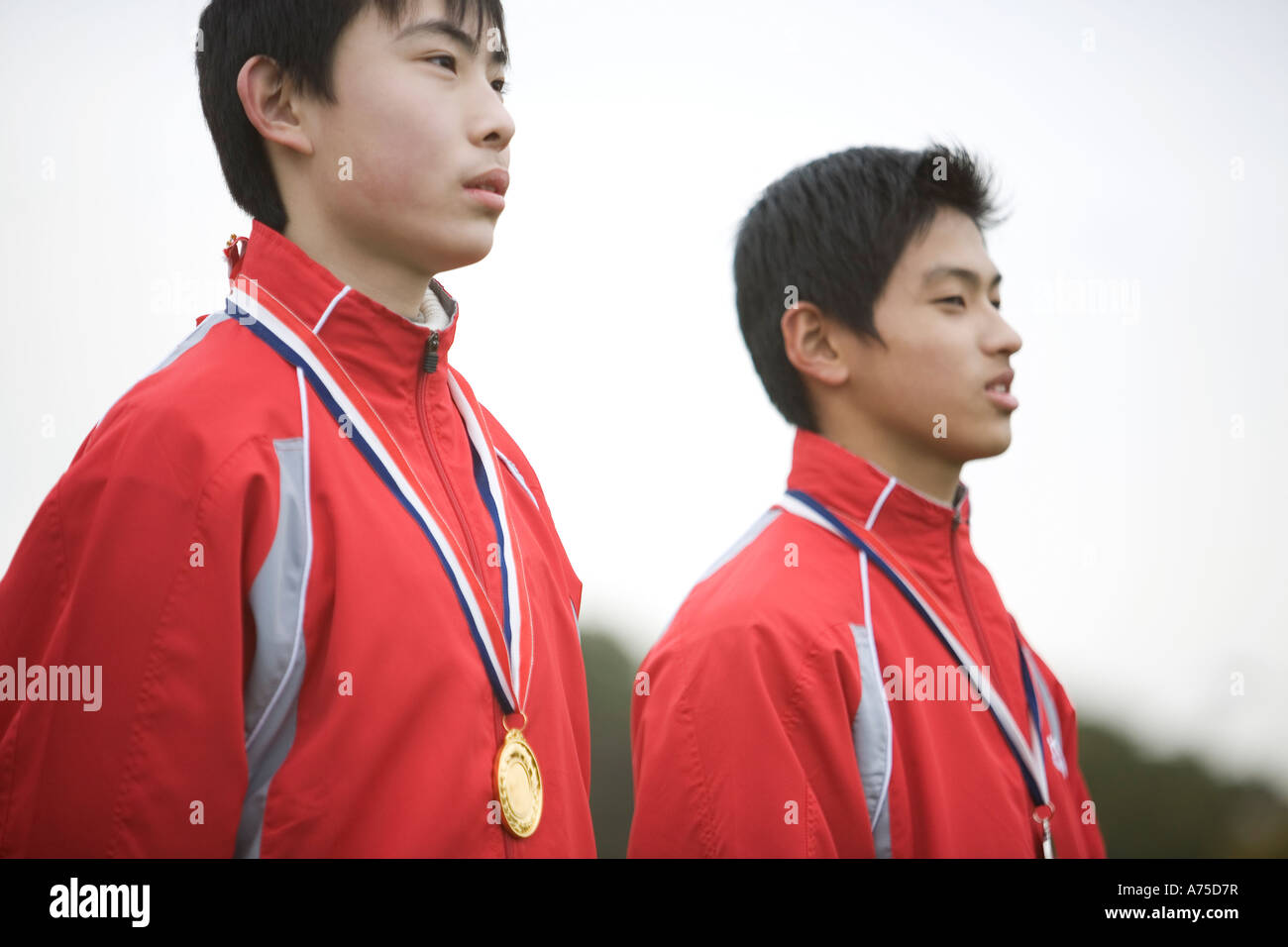 Männliche Sportler tragen eine Goldmedaille Stockfoto