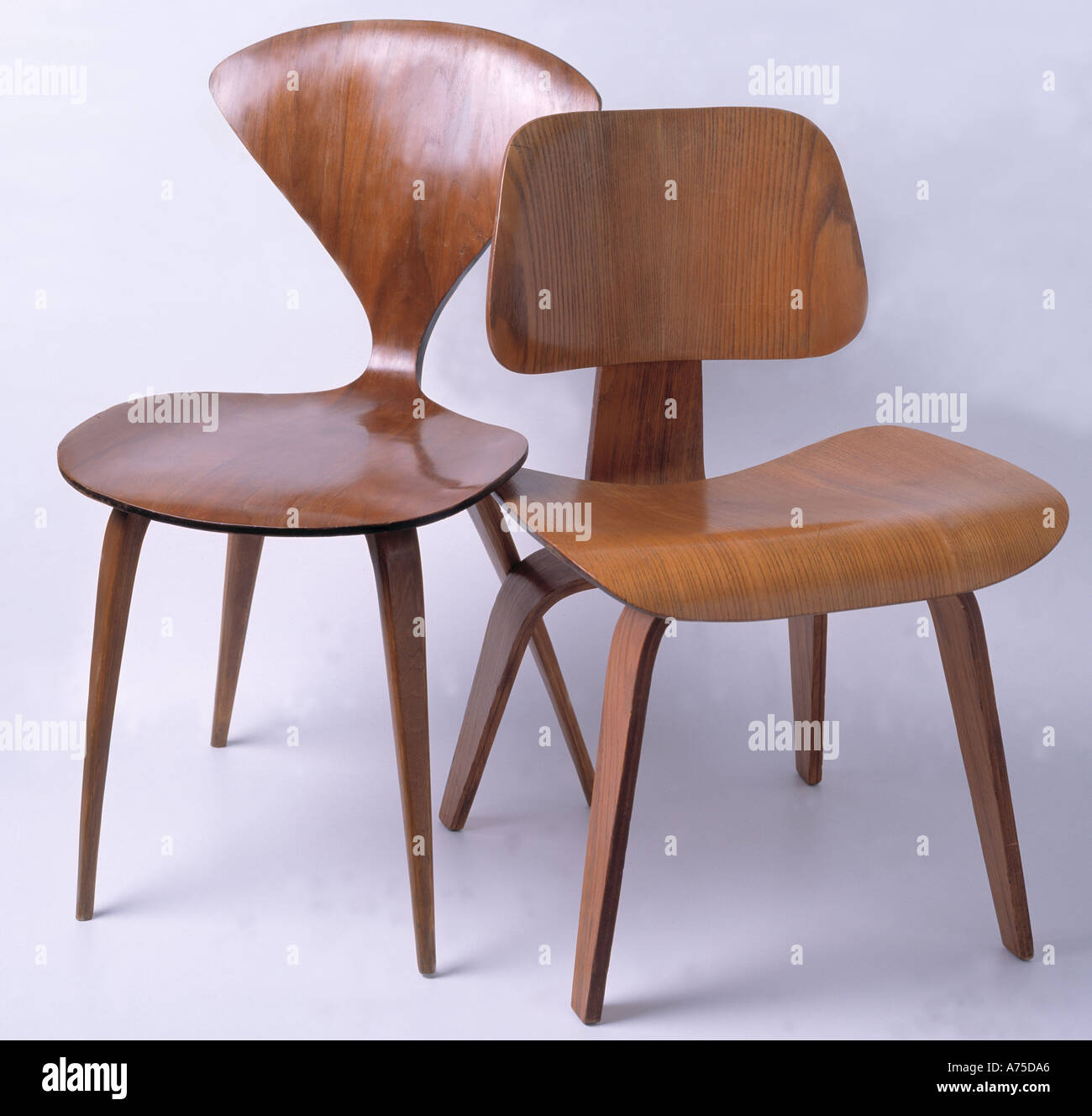 Nahaufnahme Des Norman Cherner Chair Mit Charles Eames Dcw