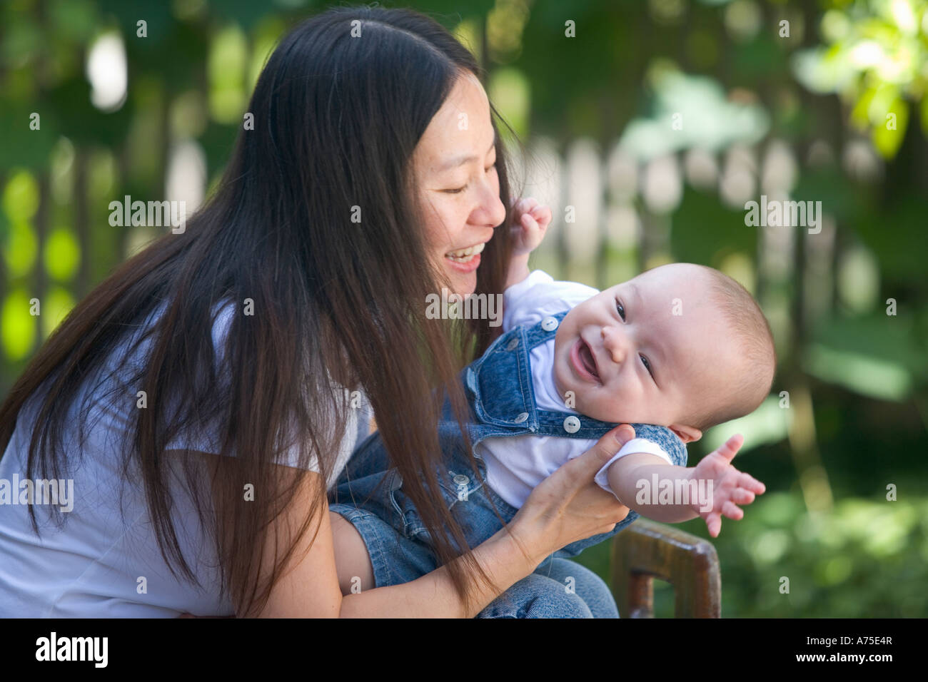 Mutter und Baby lächelnd und Interaktion Stockfoto