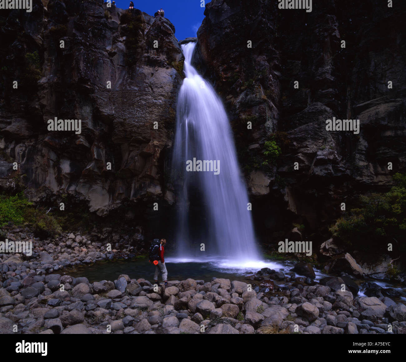 Einsame Tramper an der Basis der Taranaki Falls Tongariro National Park Nordinsel Neuseeland Stockfoto