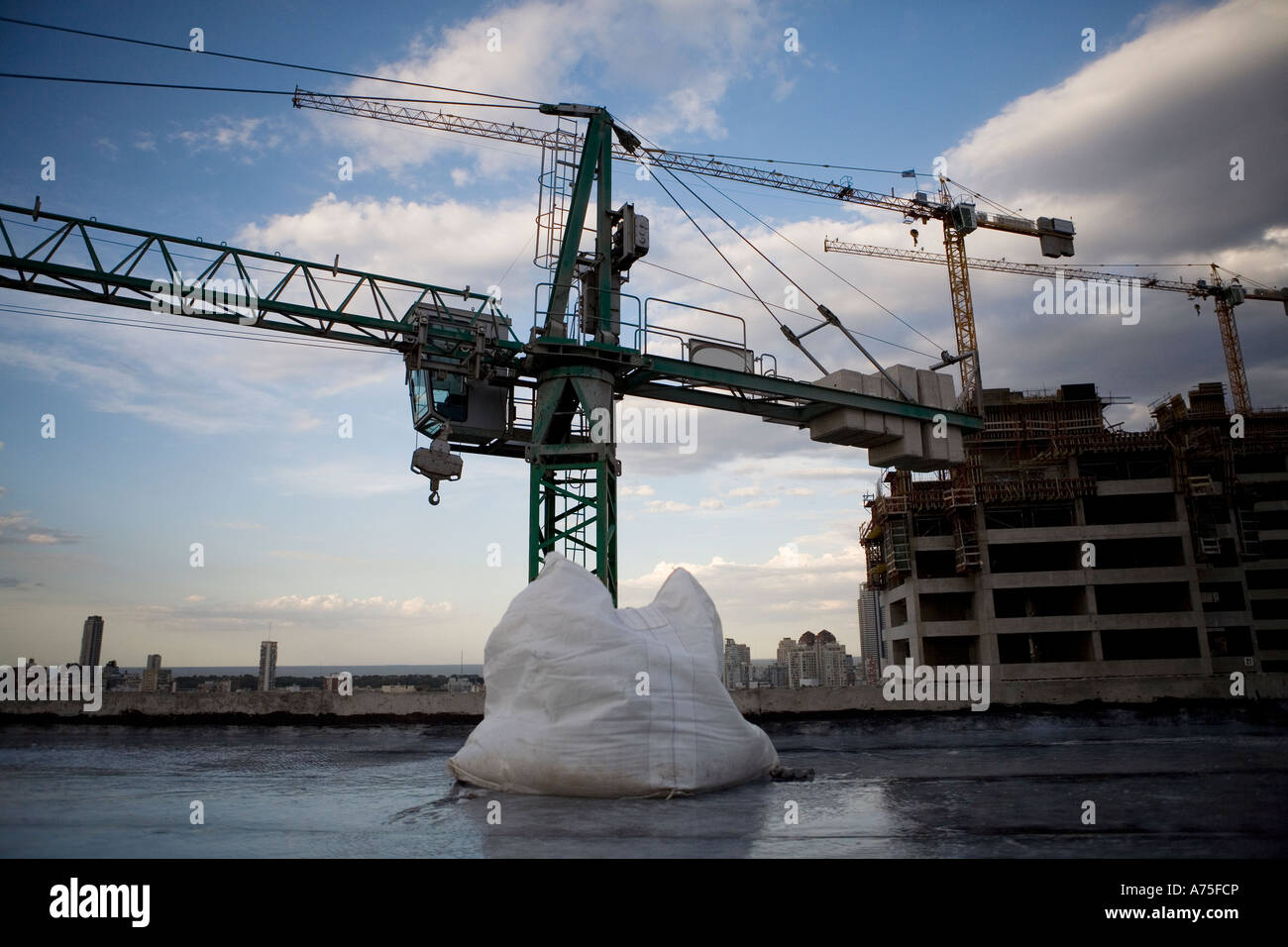 Kran erstreckt sich über Gebäude Stockfoto