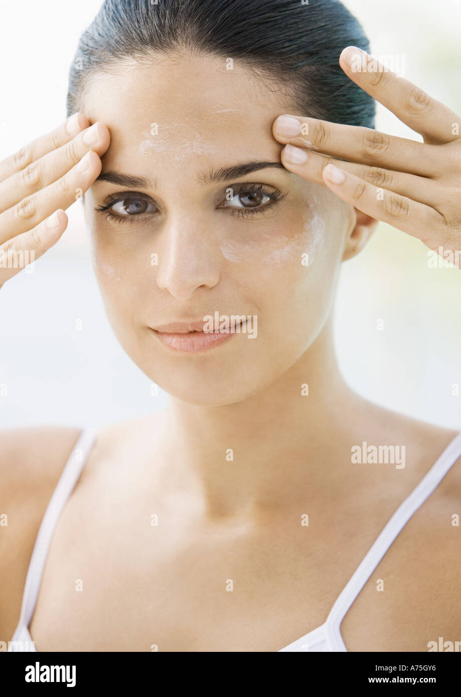 Frau anwenden Feuchtigkeitscreme Gesicht Stockfoto