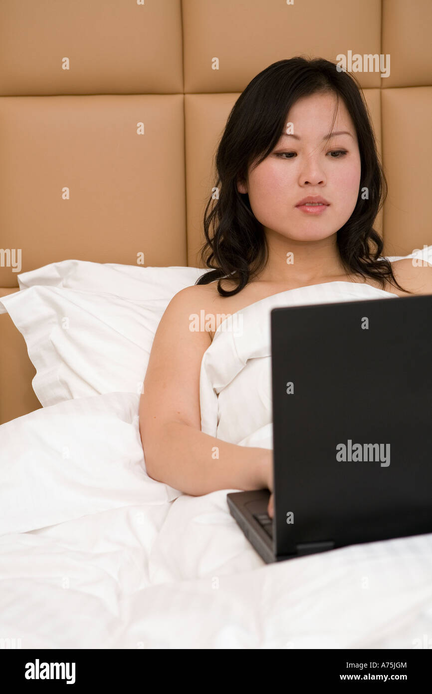 Nackte Frau Tippen auf Laptop im Bett Stockfotografie Alamy