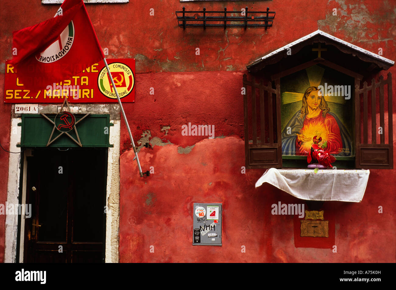 Venedig, Veneto, Italien; Kommunistische Partei Büro mit Schrein der Heiligen Herzen Jesu außerhalb. Stockfoto