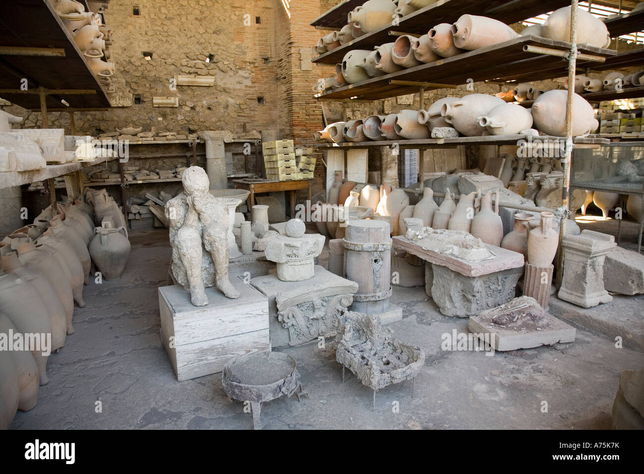 Pompeji, Kampanien, Italien; Artefakte erholte sich während der Ausgrabung einschließlich einer Besetzung eines menschlichen Körpers. Stockfoto