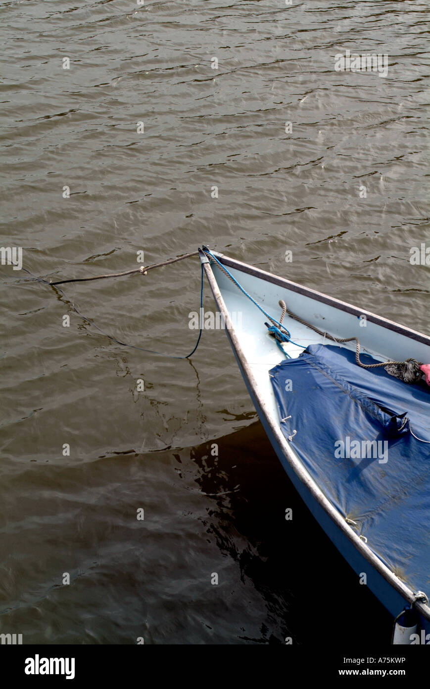 festgemachten Boot am Fluss Alde Snape suffolk Stockfoto