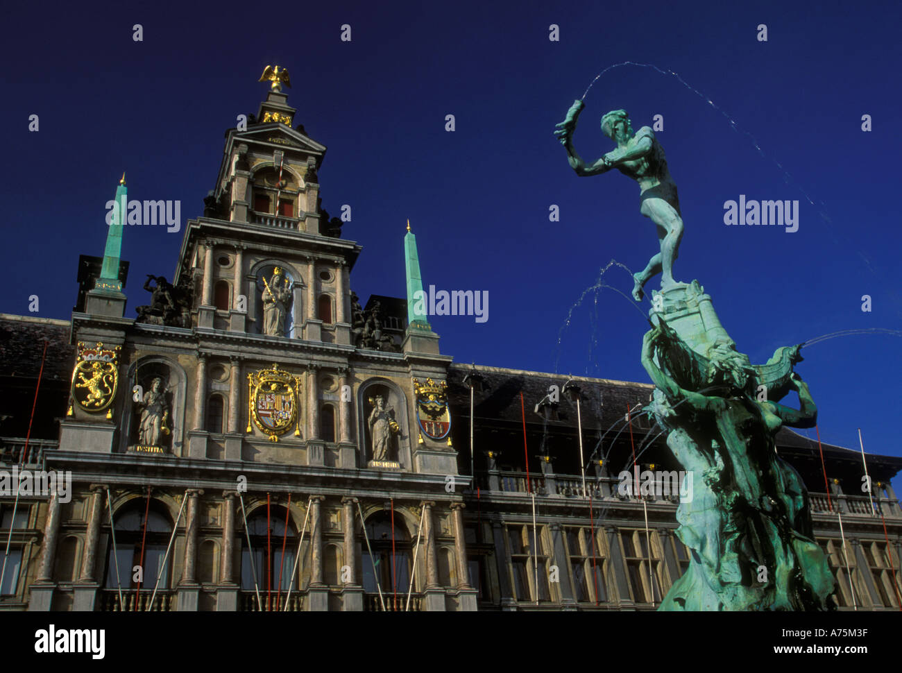 Brabo Brunnen, Bildhauer, Jef Lambeaux, Rathaus, Grote Markt, Antwerpen, Belgien Stockfoto