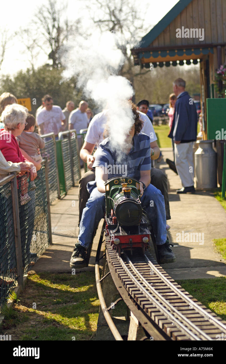 Modell Sit-on-Dampfzug mit Passagieren Stockfoto