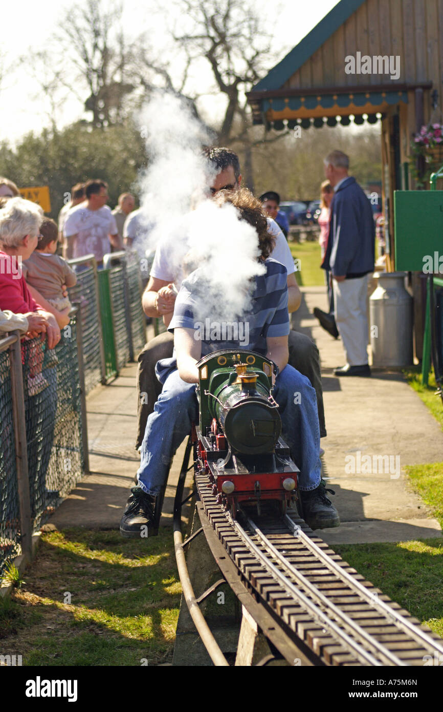 Modell Sit-on-Dampfzug mit Passagieren Stockfoto