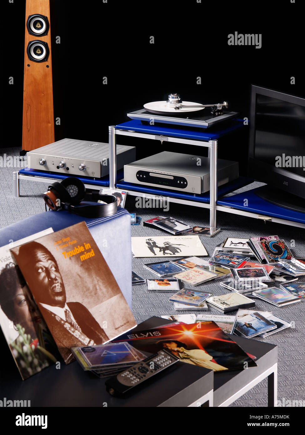 High-End Audio-Hifi-System mit viel Musik Records cd s Kopfhörer Fernbedienung Hobby entspannen Stockfoto