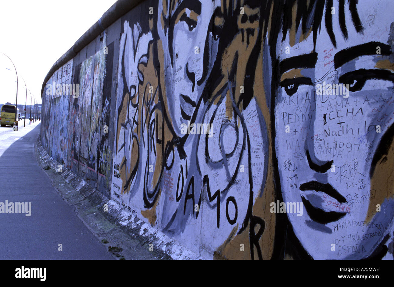 Malerei auf überlebende Teil der Berliner Mauer Stockfoto