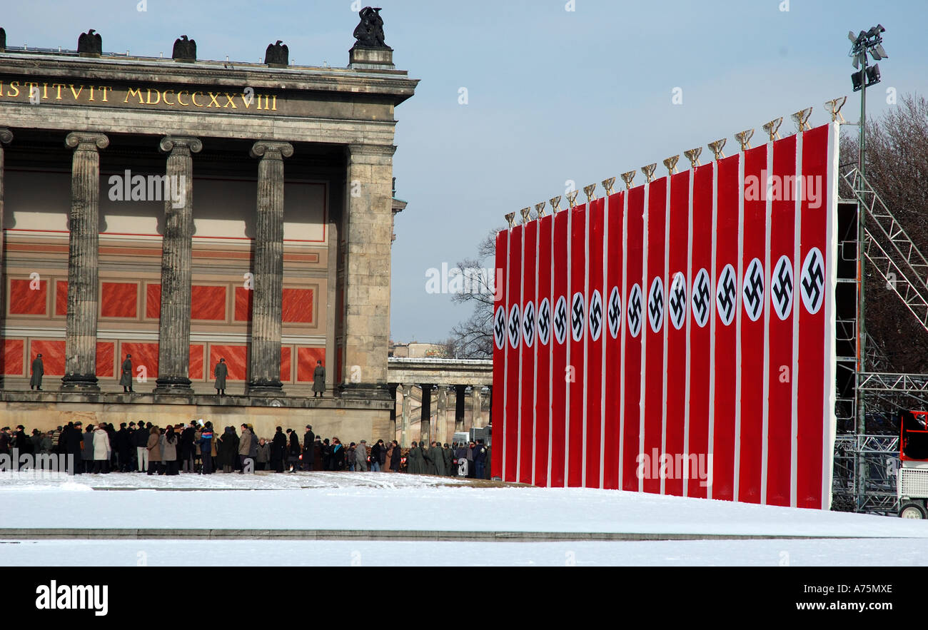 Großen Hakenkreuz Banner errichtet außen Altes Museum im Lustgarten Park, Berlin-Mitte Stockfoto