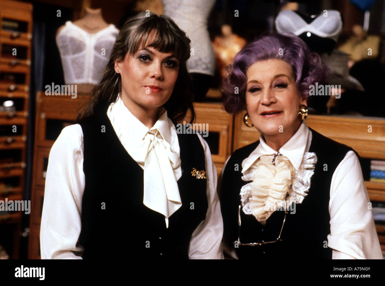 WERDEN SIE GEDIENT? -UK TV-Serie 1972 bis 1985 mit Wendy Richard auf der linken Seite und Mollie Sugden Stockfoto