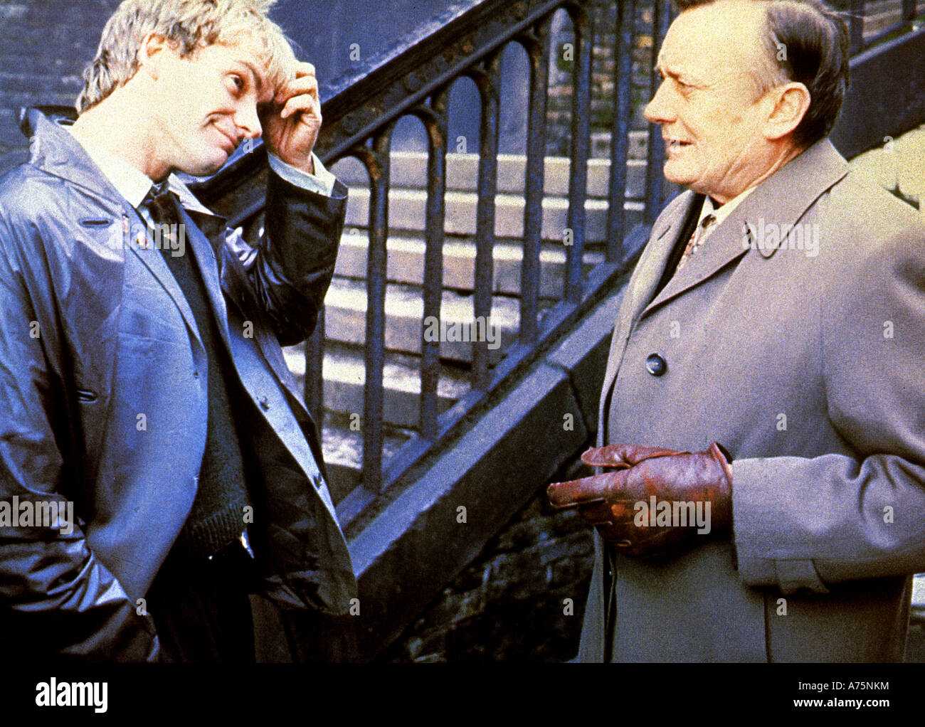Schwefel und Sirup - 1982 Namara Film mit Sting auf der linken Seite und Denholm Elliott Stockfoto