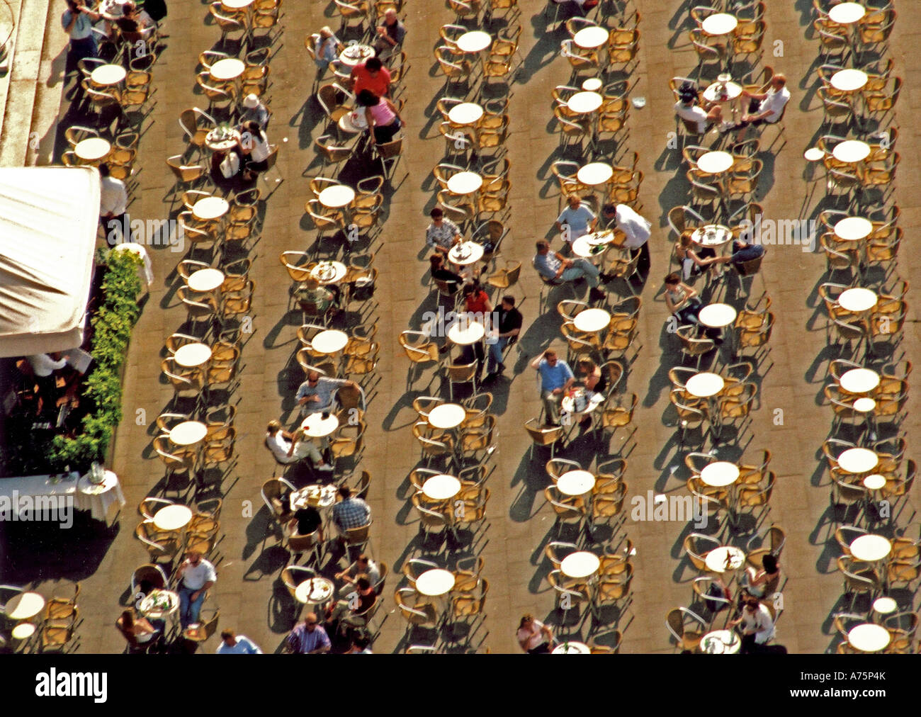 Venedig-Käfig-Tabellen in Markusplatz entfernt vom Campanile Turm gesehen Stockfoto