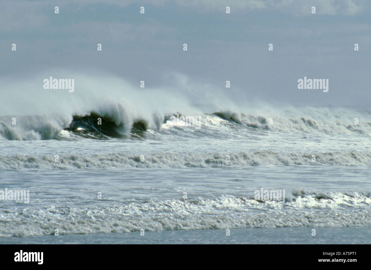 Brechende Wellen, aus alnmouth, Northumberland, England, UK. Stockfoto