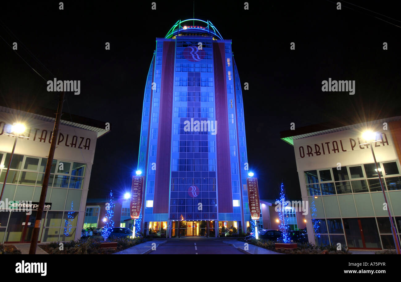 RAMADA HOTEL, CANNOCK, STAFFORDSHIRE, ENGLAND, BEI NIGHT.UK BELEUCHTET Stockfoto