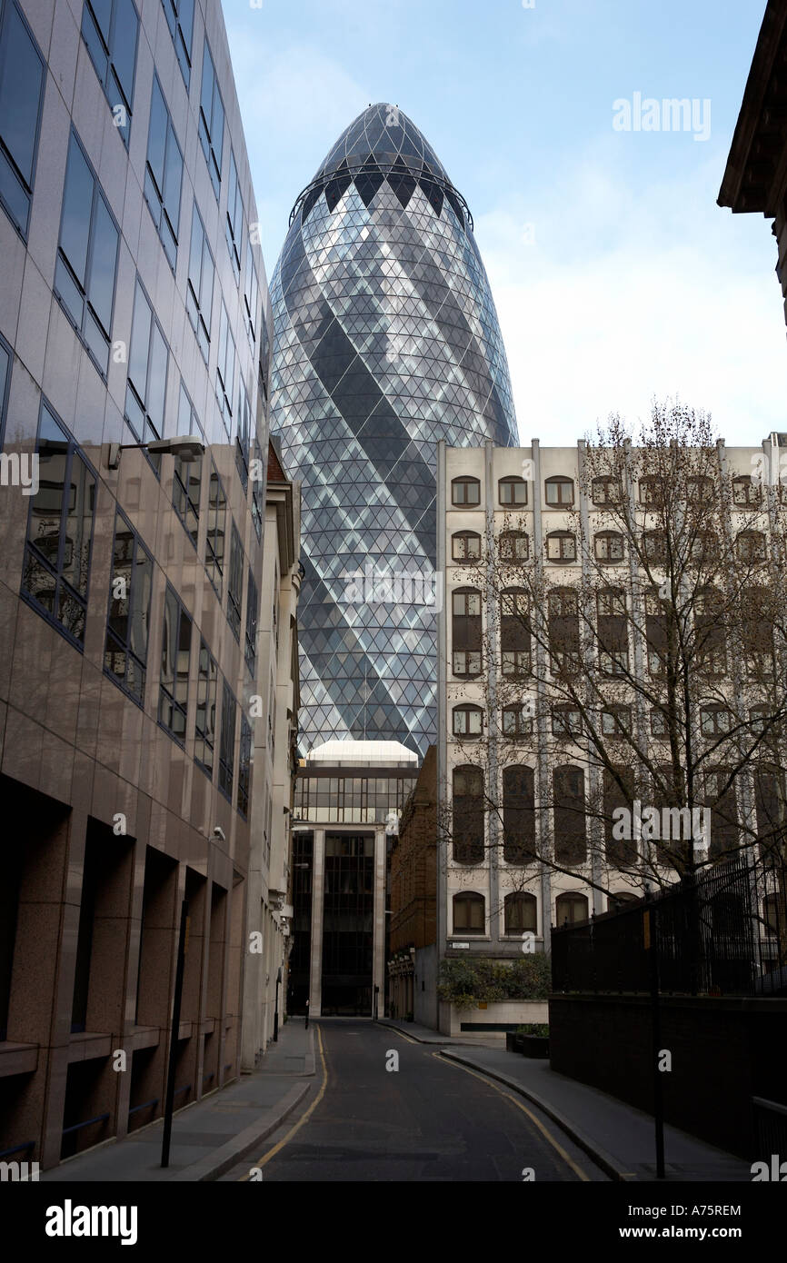 Blick auf Gehrung Straße an der Swiss re Tower entworfen von fördern und Partner St Mary axe, London England uk Stockfoto