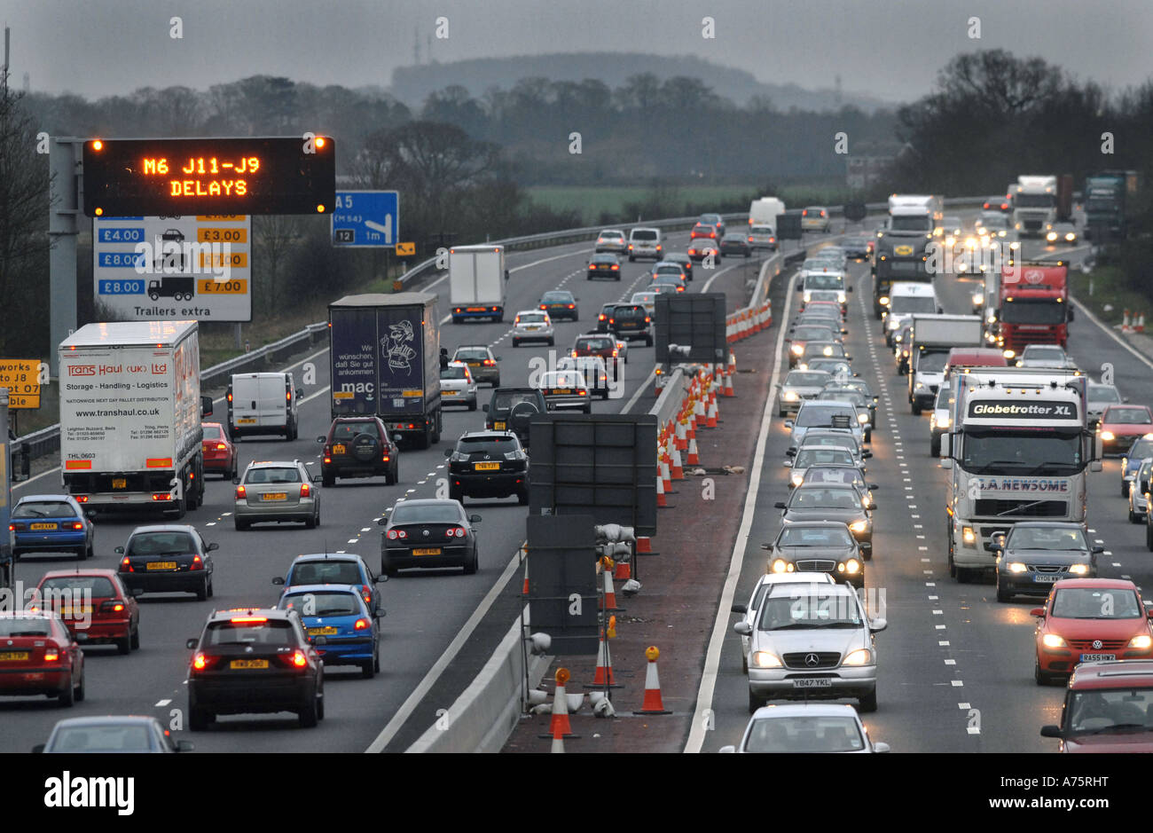 STARKER BERUFSVERKEHR MIT VERZÖGERT WARNZEICHEN AUF DER M6 AUTOBAHN IN DER NÄHE VON STAFFORD,STAFFORDSHIRE,ENGLAND.UK RE STRAßEN TREIBER Stockfoto