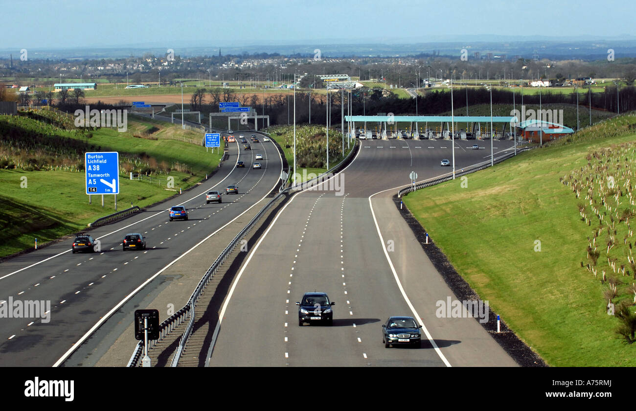 DIE AUTOBAHN M6 MAUTSTRAßE MIT WENIG VERKEHR UND MAUT STÄNDE AUF WEEFORD IN DER NÄHE VON BIRMINGHAM, ENGLAND. Stockfoto