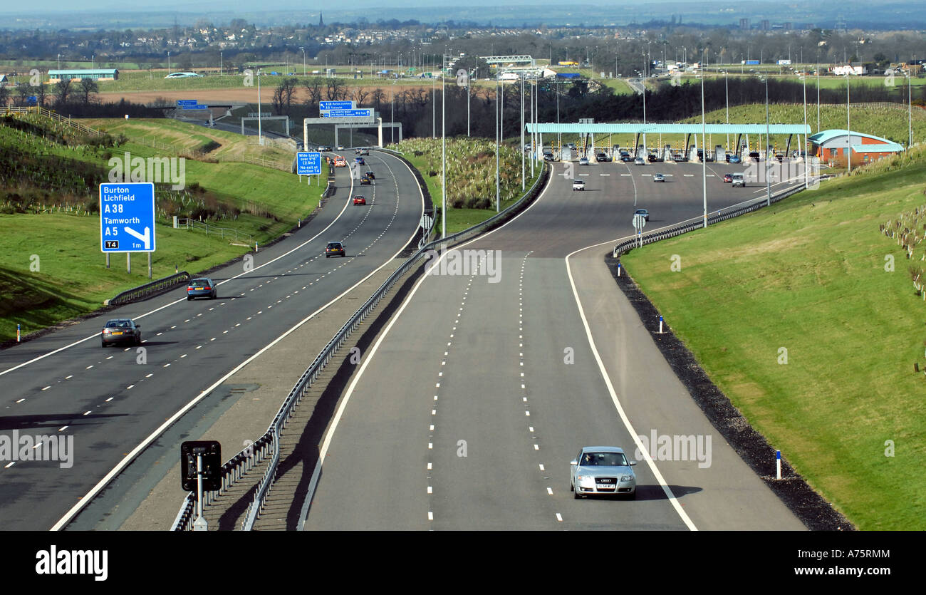 DIE M6 TOLL ROAD IN DER NÄHE VON WEEFORD BIRMINGHAM MIT SEHR WENIG VERKEHR IN DER NÄHE VON BIRMINGHAM, ENGLAND.UK Stockfoto