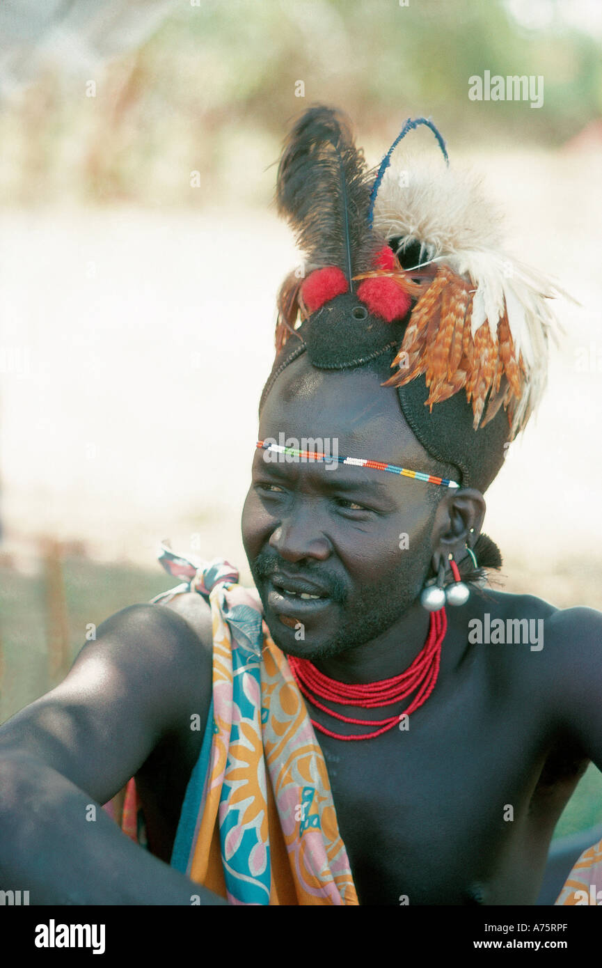 Porträt einer Pokot verheirateter Mann mit einer Kopfbedeckung in der Nähe von Kuchelebi nördlichen Kenia in Ostafrika Stockfoto