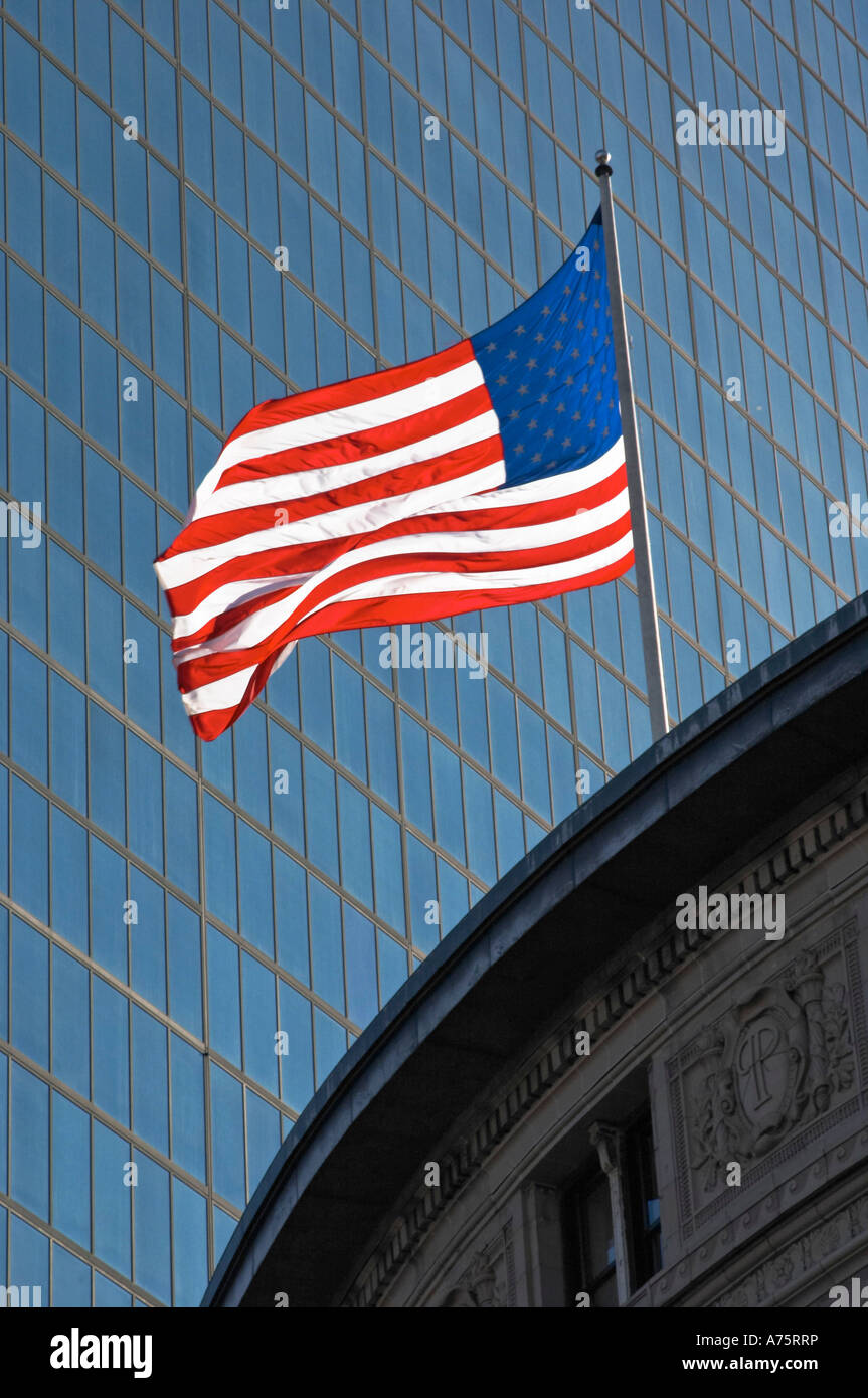 USA-Flagge gegen eine Mauer zu errichten Glas Stockfoto
