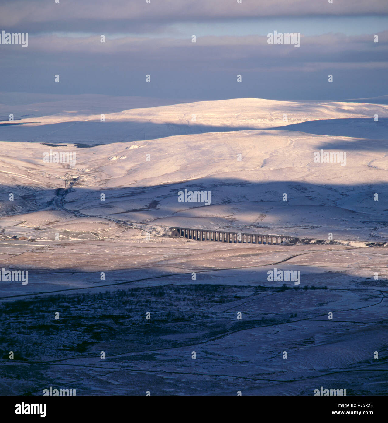 Ribblehead-Viadukt im Winter gesehen von Ingleborough, Yorkshire Dales National Park, North Yorkshire, England, UK. Stockfoto