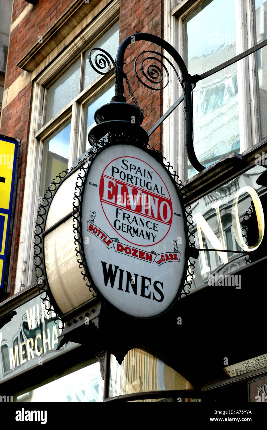 EL VINO feierte Fleet Street London Pub - einmal berühmt für den Ausschluss von Frauen Stockfoto