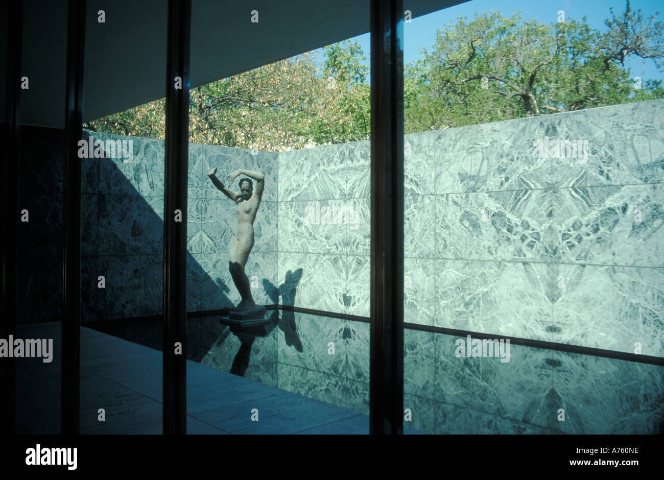 Weibliche Skulptur in Mies Van Der Rohe Pavillion in Barcelona Stockfoto