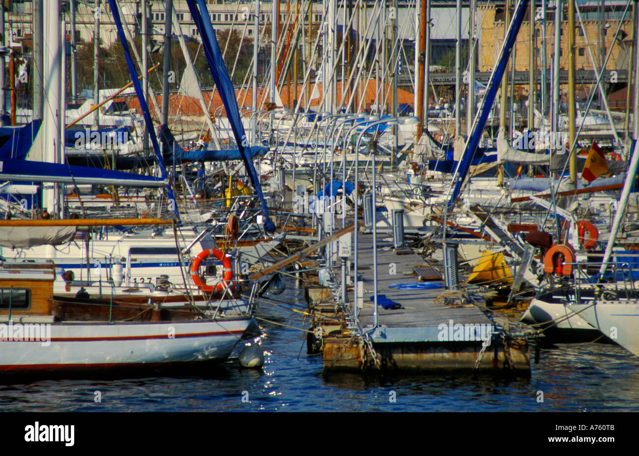 Alten Hafen PORT VELL mit 14. Jahrhundert Werft DRASSENAS in Barcelona Stockfoto