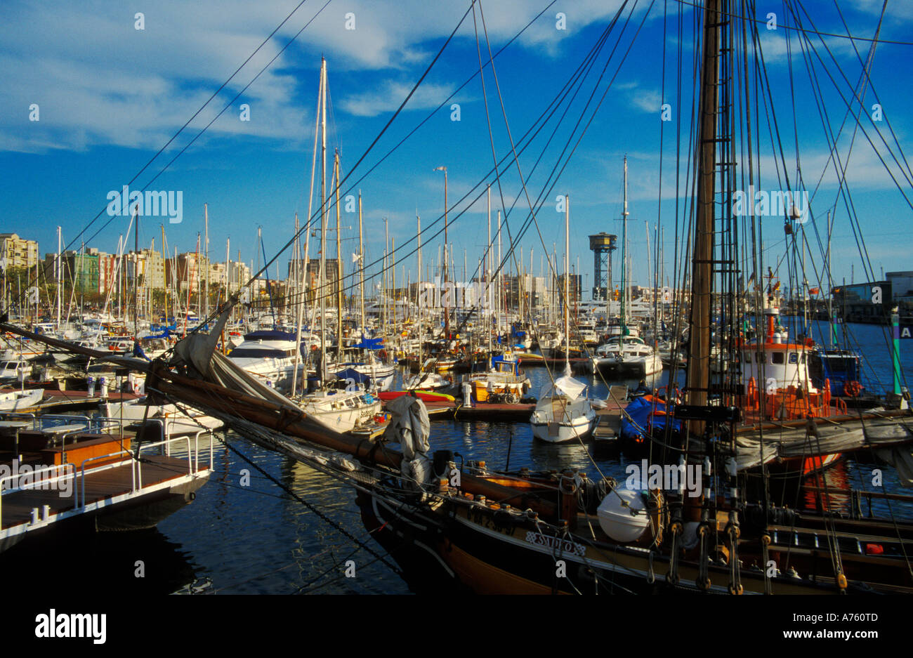 Alten Hafen PORT VELL mit 14. Jahrhundert Werft DRASSENAS in Barcelona Stockfoto