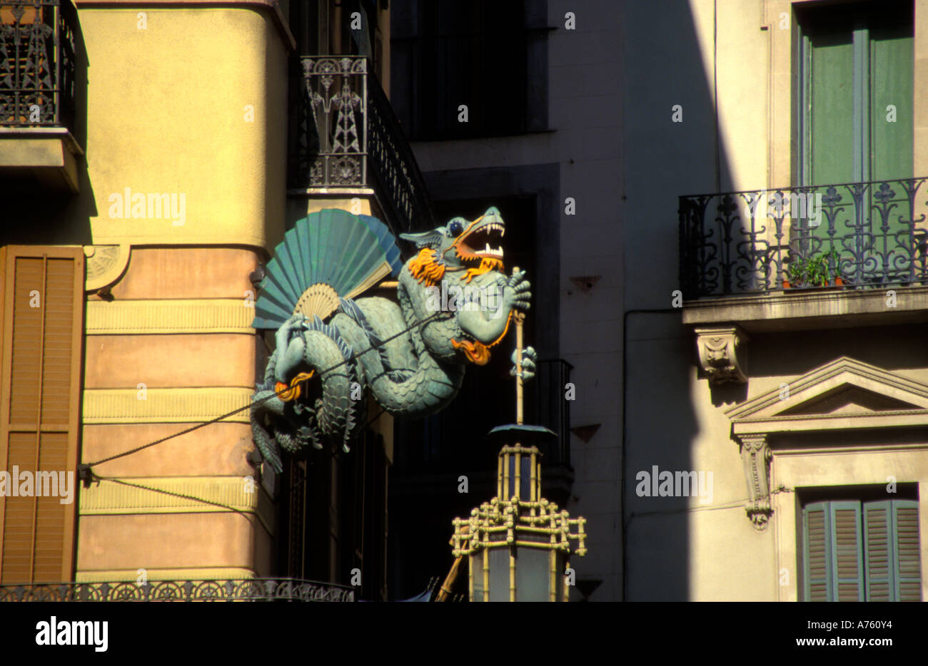 Statue des Drachens auf Haus aus dem 19 Jahrhundert BRUNO QUADROS auf den RAMBLAS in Barcelona Stockfoto