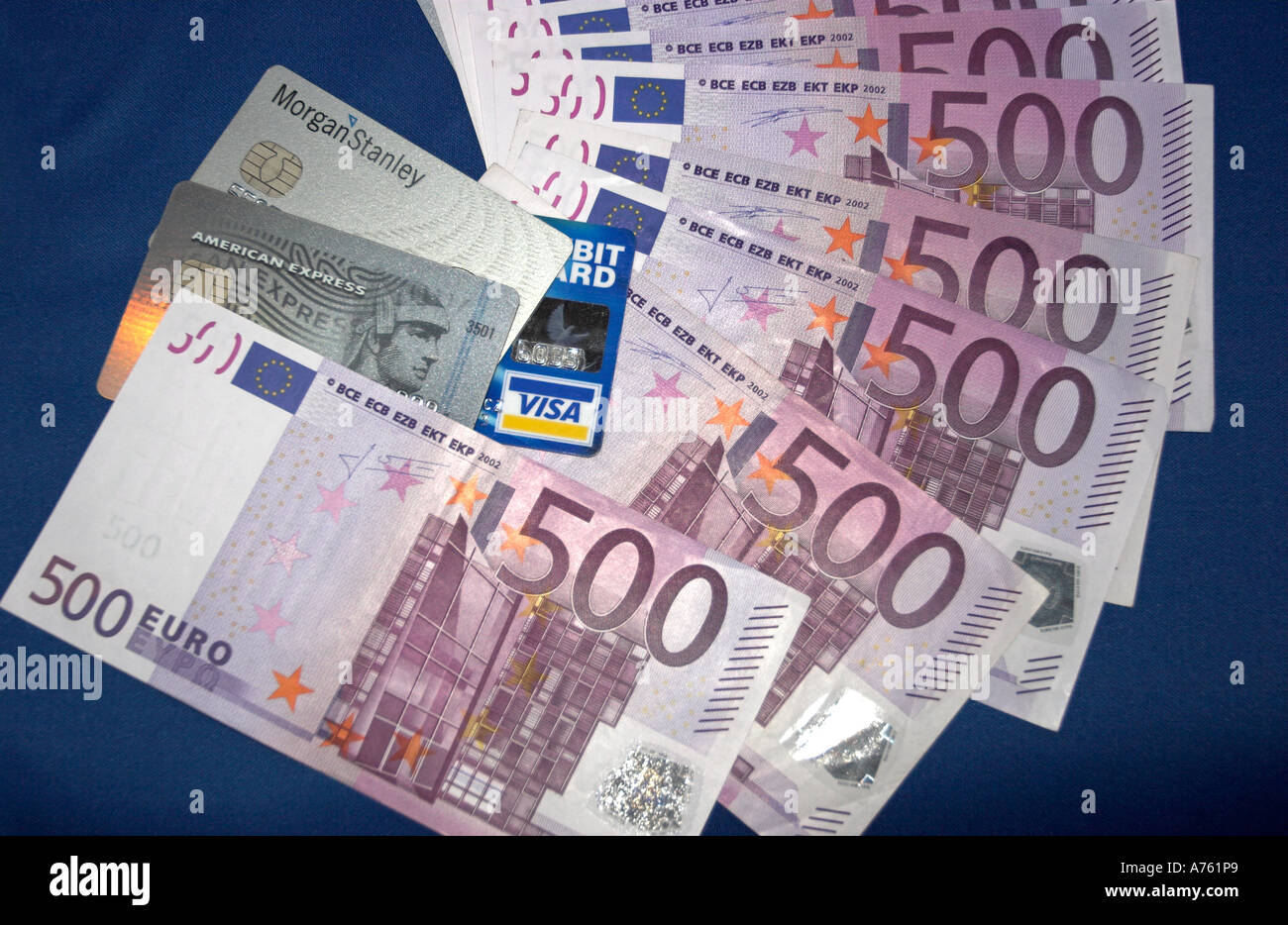 Kreditkarten und hochwertige Euro-Banknoten Stockfoto