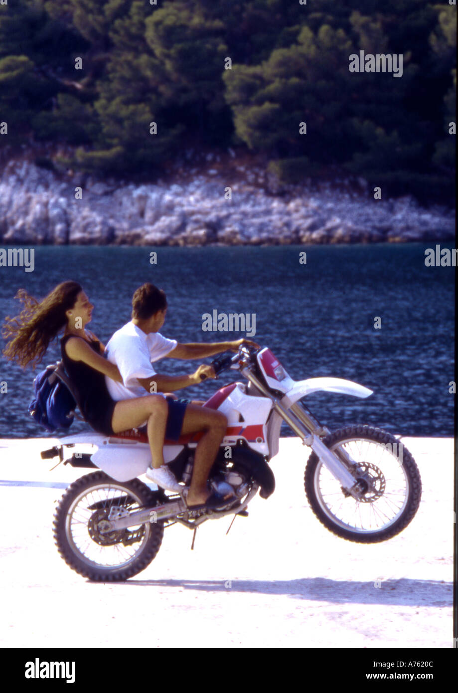 Liebhaber machen ein Wheely auf einem Motorrad Stockfoto