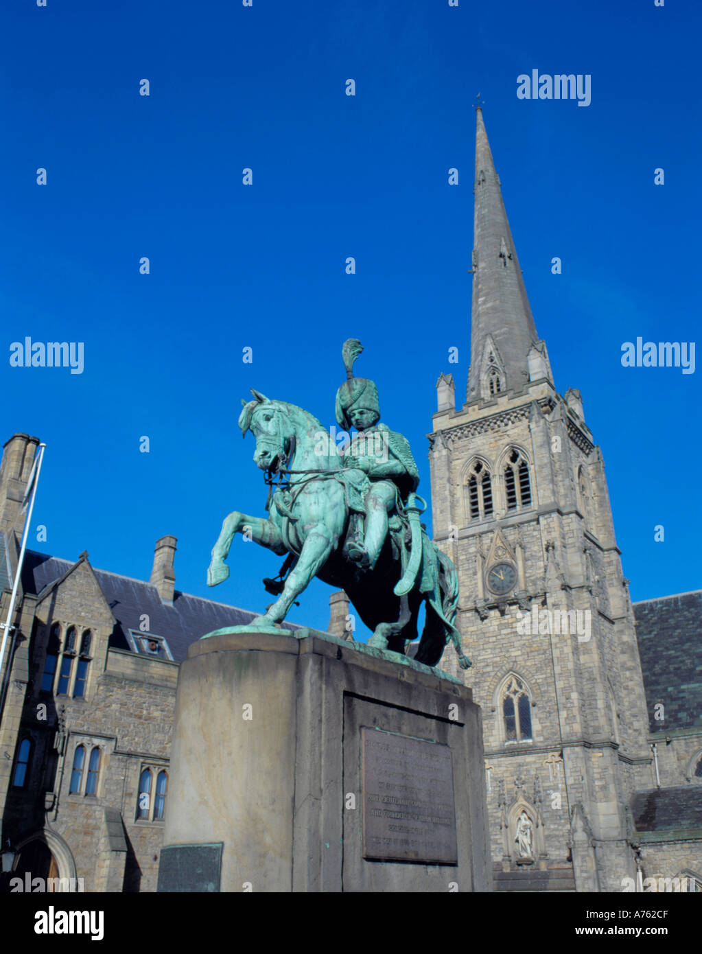 Galvanische Reiterstatue des Dritten Marquis von Londonderry und St. Nicholas Kirche, Marktplatz, Durham, Durham, Stockfoto