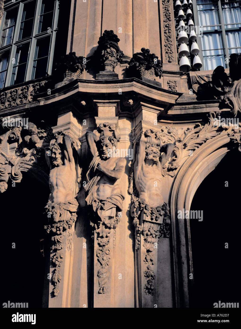 Architekturdetail des Satyrs Zahlen über die Glockenspielpavillion, Zwinger Palast, Dresden, Sachsen (Sachsen), Deutschland. Stockfoto