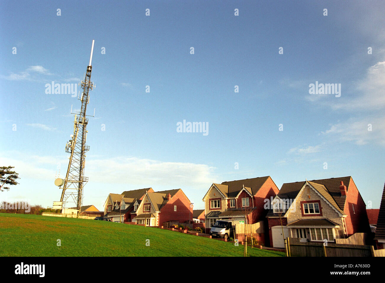 Kommunikation-Mast neben Häusern Stockfoto
