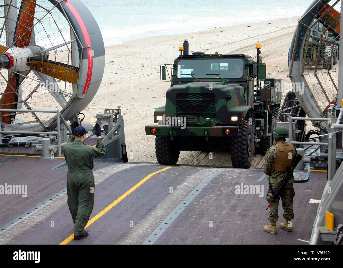 Ein Navy Last Meister führt einen Marine-7-Tonner auf seine Landungfertigkeit Luft gepolstert (STERNS). Stockfoto