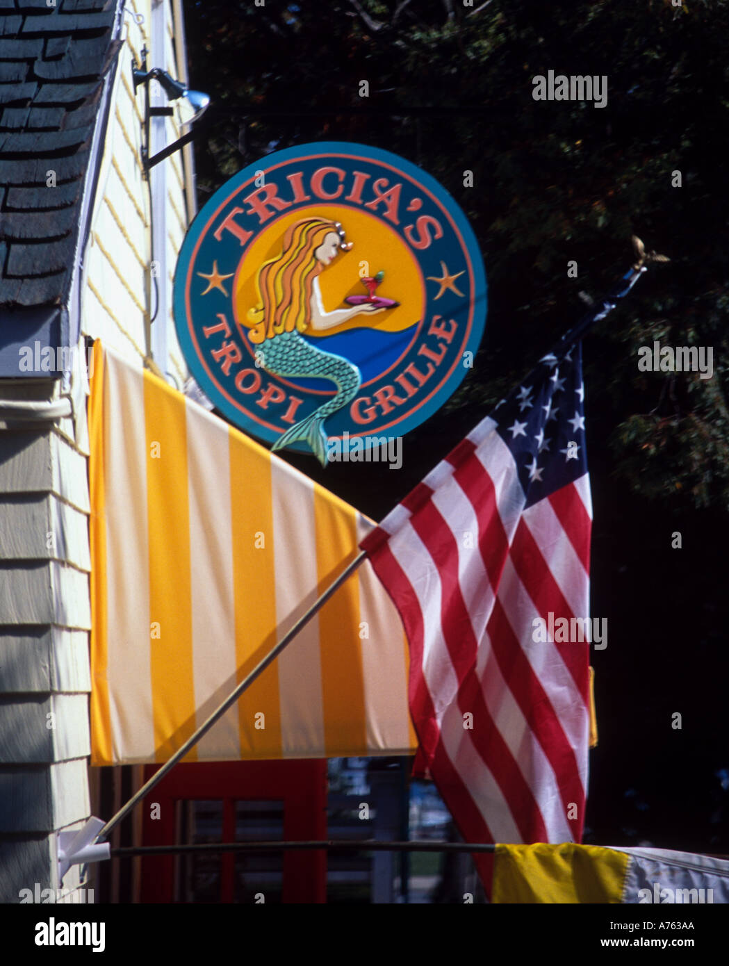 Eingang zum Tricias tropische Grill Jamestown Rhode Island mit bunten Fahnen Stockfoto