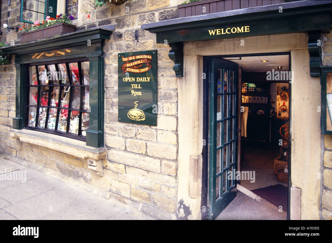 Willkommen Schild über Eingang historischen alten originalen Bakewell Pudding Shop & Restaurant im ersten Stock in Bakewell Stadt Derbyshire Peak District DE Stockfoto
